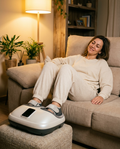 Mujer relajándose en el sofá usando Nevia FootCare